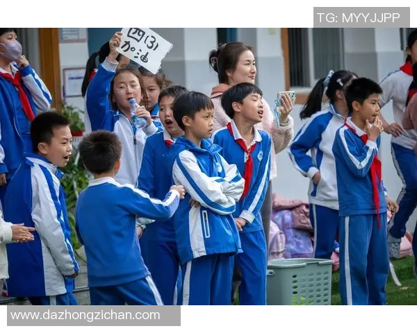 嗯足球足球球星专访：探寻他们背后的成长故事与场上激情瞬间