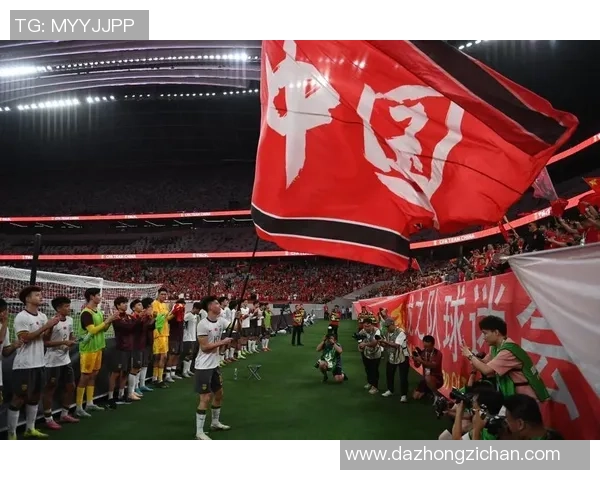 足球球星漏鸟逆境突围书写绿茵传奇赢得无数球迷真心喝彩